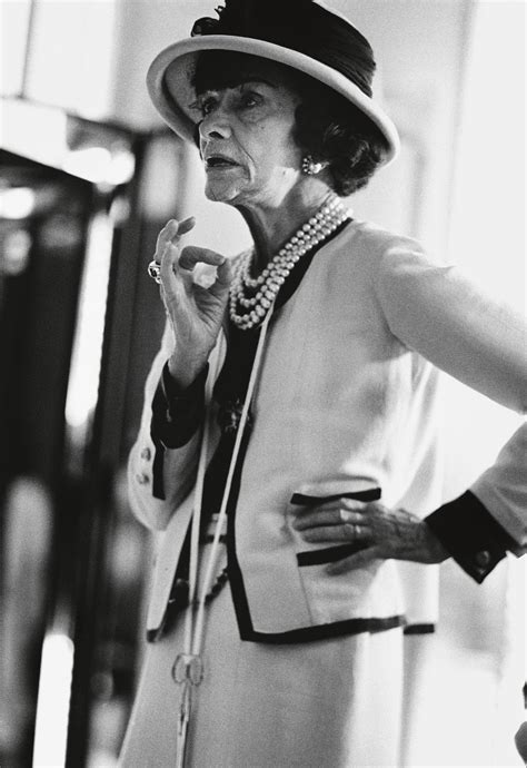 het chanel pakje|coco chanel hoeden.